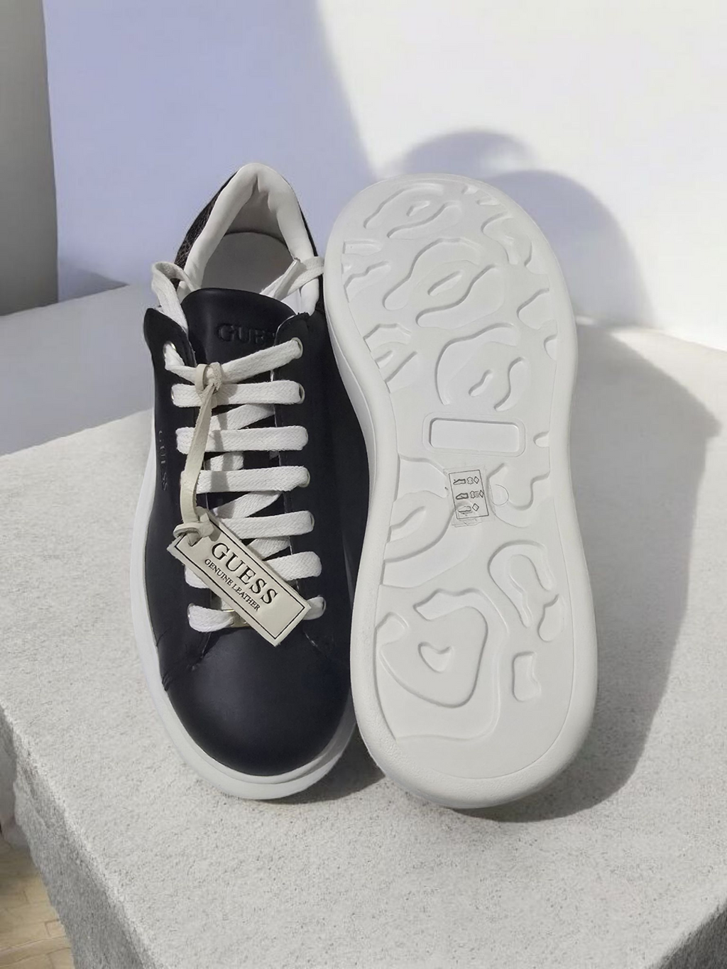 Zapatilla Guess Salerno-Mujer Negro/Blanco- Nuevas sin estrenar sin caja