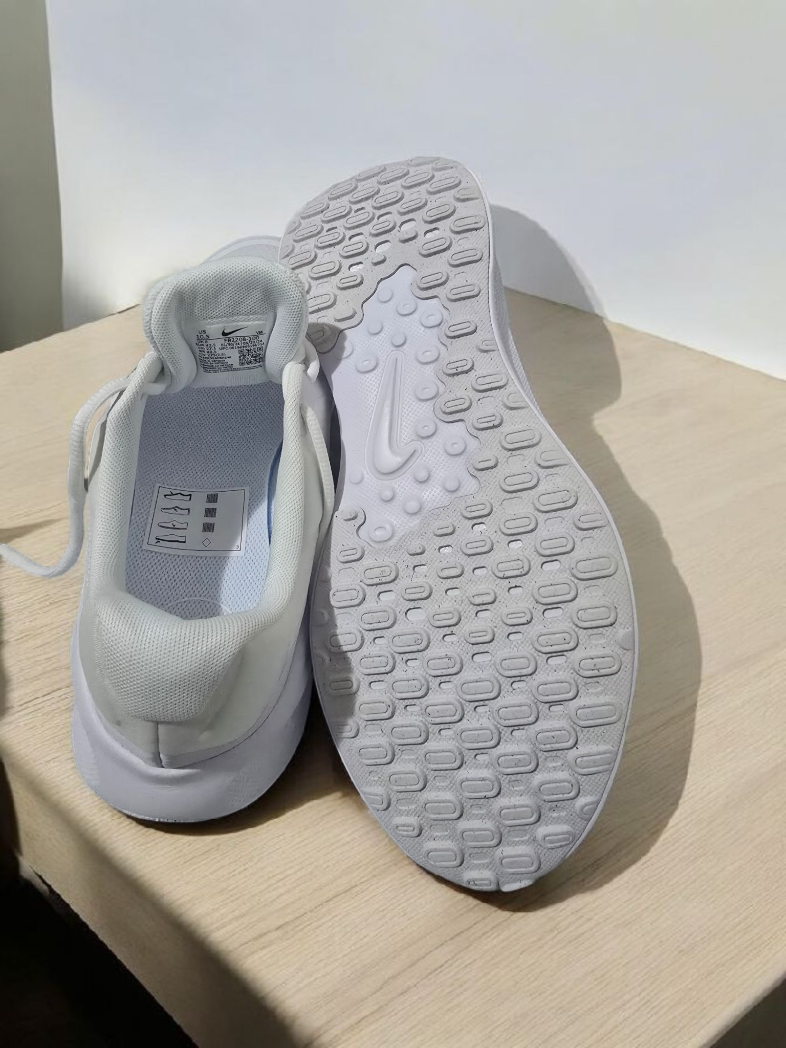 Zapatilla NIKE Revolution 7 White/Pure Platinum- Nuevas sin estrenar sin caja