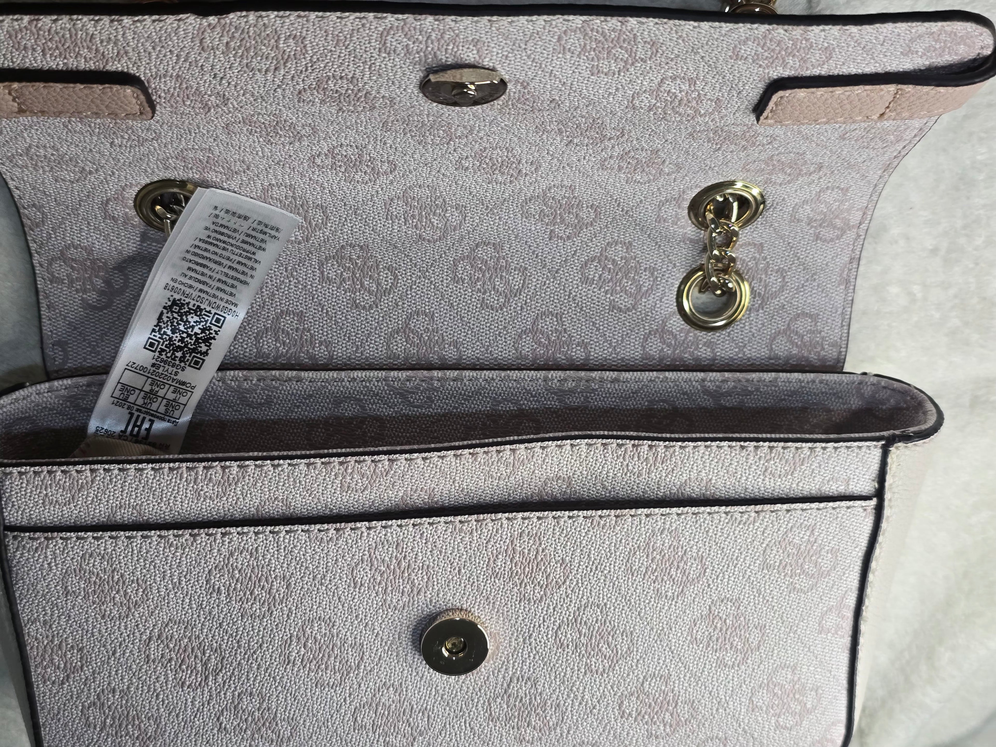 Bolso Bandolera Guess Zadie Logo – Elegancia Atemporal