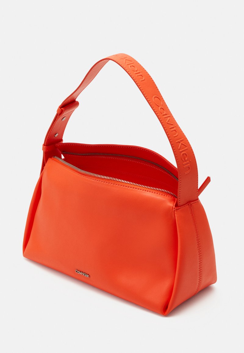 Bolso Calvin Klein Gracie Shoulder Bag
