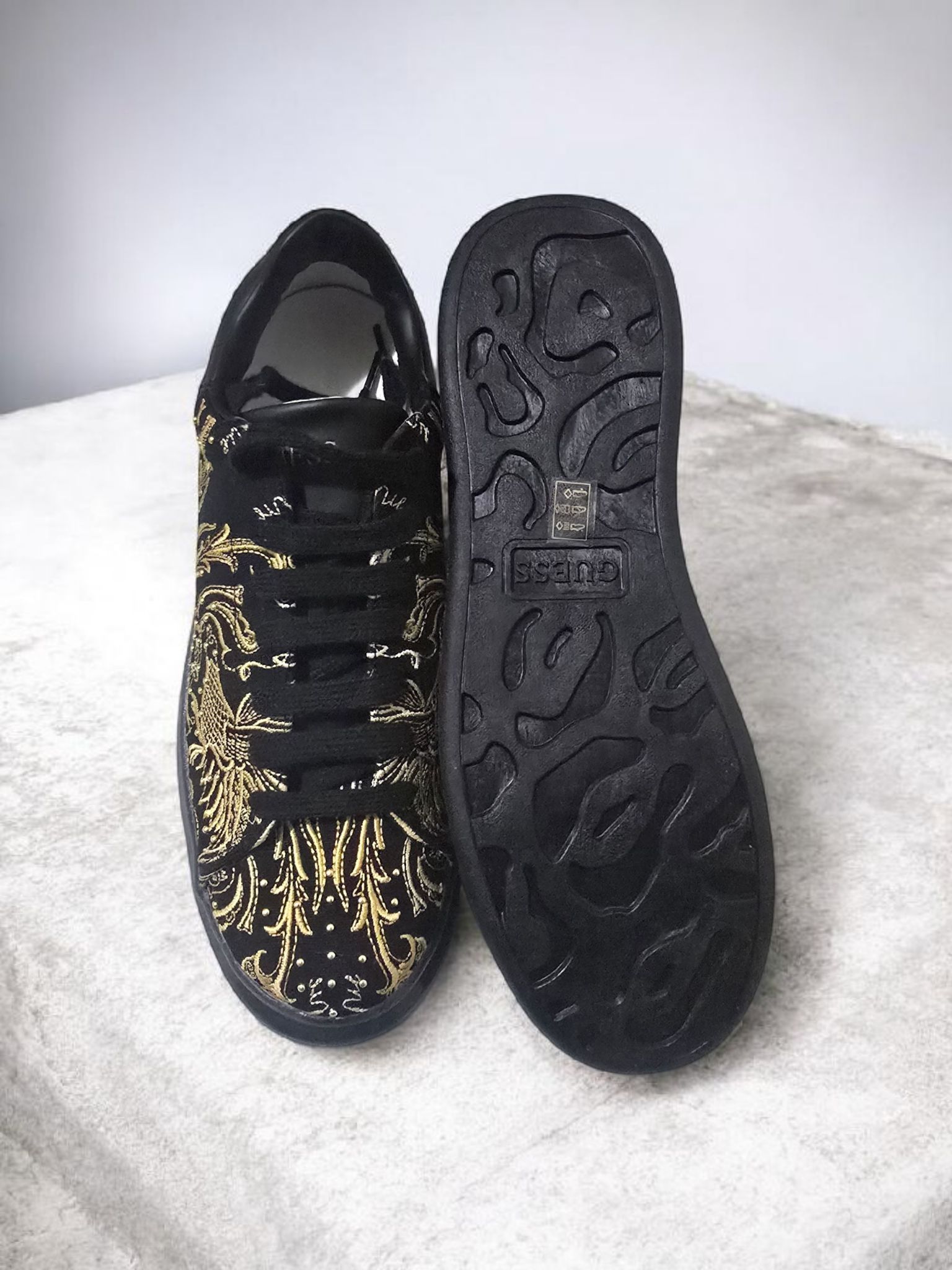 Zapatillas Guess – Black & Gold/ NUEVAS SIN ESTRENAR SIN CAJA