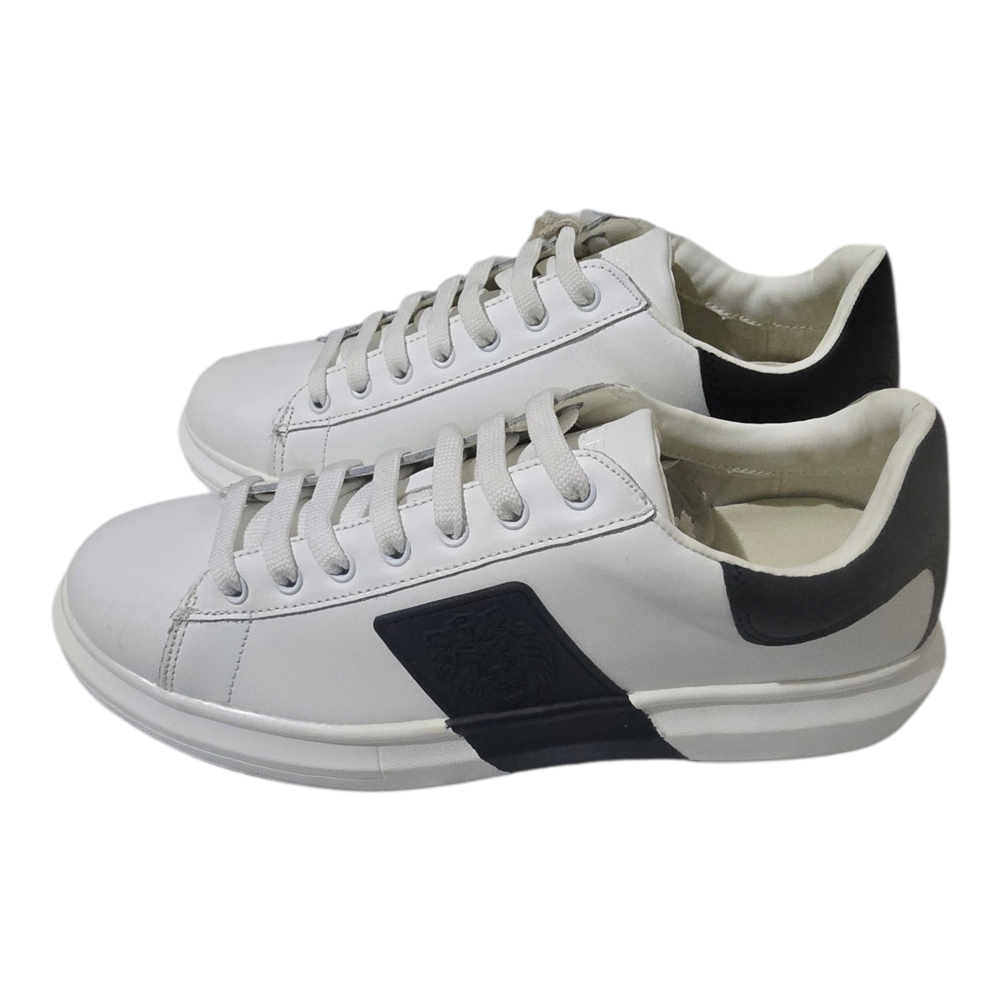 Zapatillas Guess Salerno - Blanco con Franja Negra y Logo León (Hombre)/ NUEVAS SIN ESTRENAR SIN CAJA