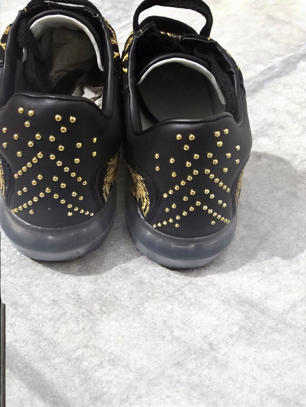 Zapatillas Guess – Black & Gold/ NUEVAS SIN ESTRENAR SIN CAJA