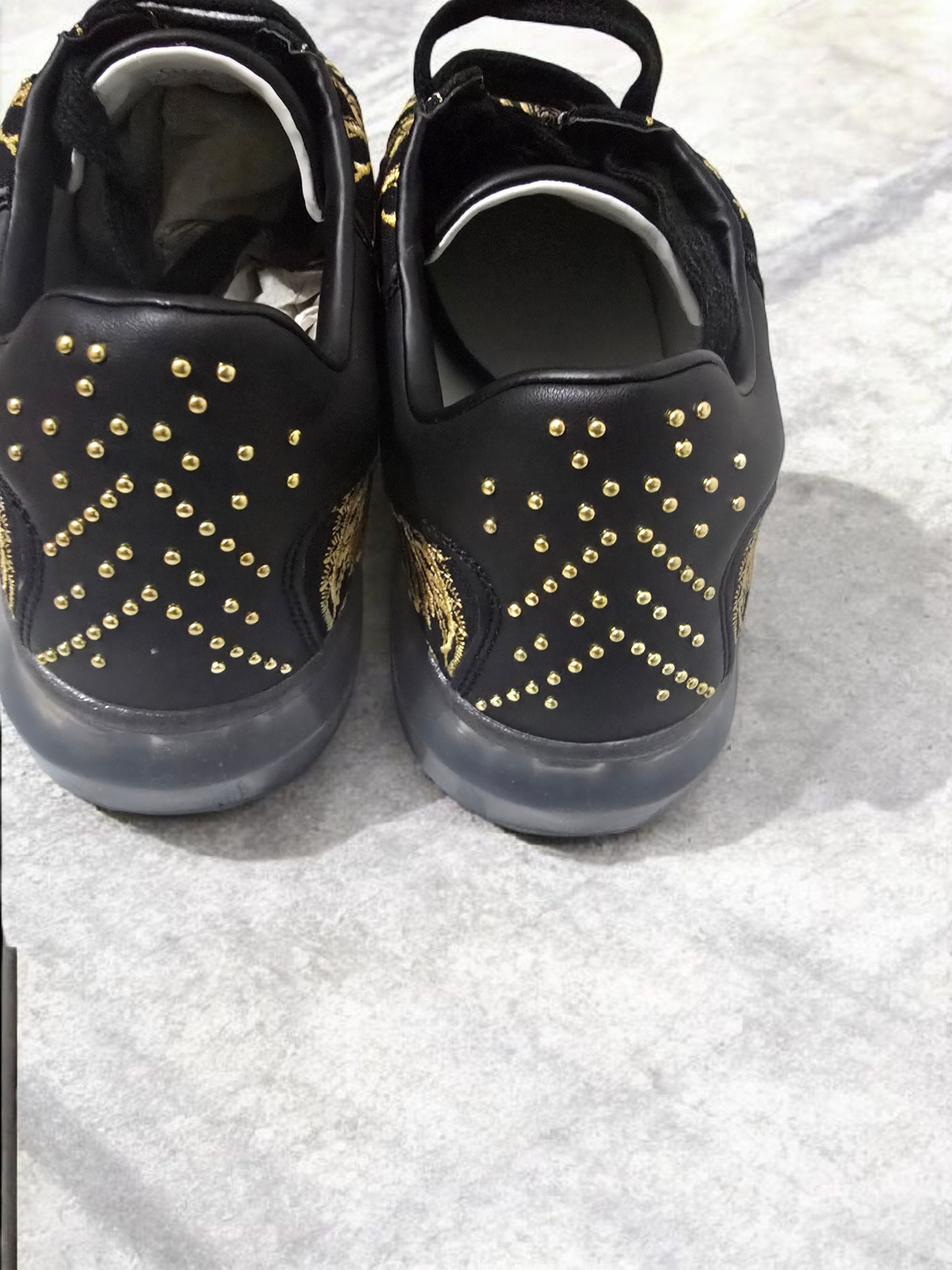 Zapatillas Guess – Black & Gold/ NUEVAS SIN ESTRENAR SIN CAJA
